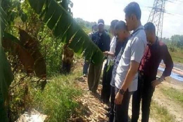 Warga Gresik Geger, Ada Sosok Mayat Wanita Dibakar Di Parit Sawah