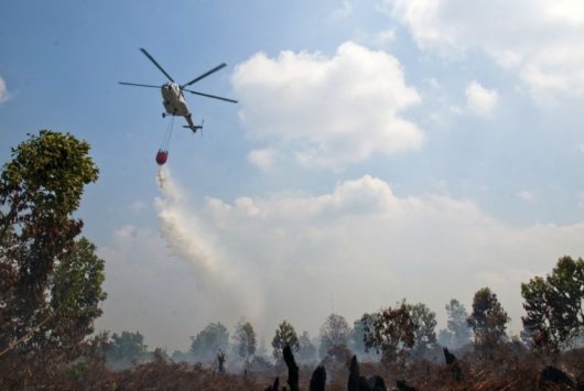4 Heli Water Bombing Kerahkan kebakaran lahan di Kuala Kampar