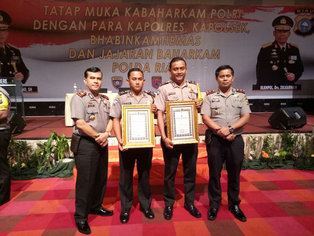 Bhabinkamtibmas Makmur, Bripka Wempi Kamri Raih Penghargaan di Pekanbaru
