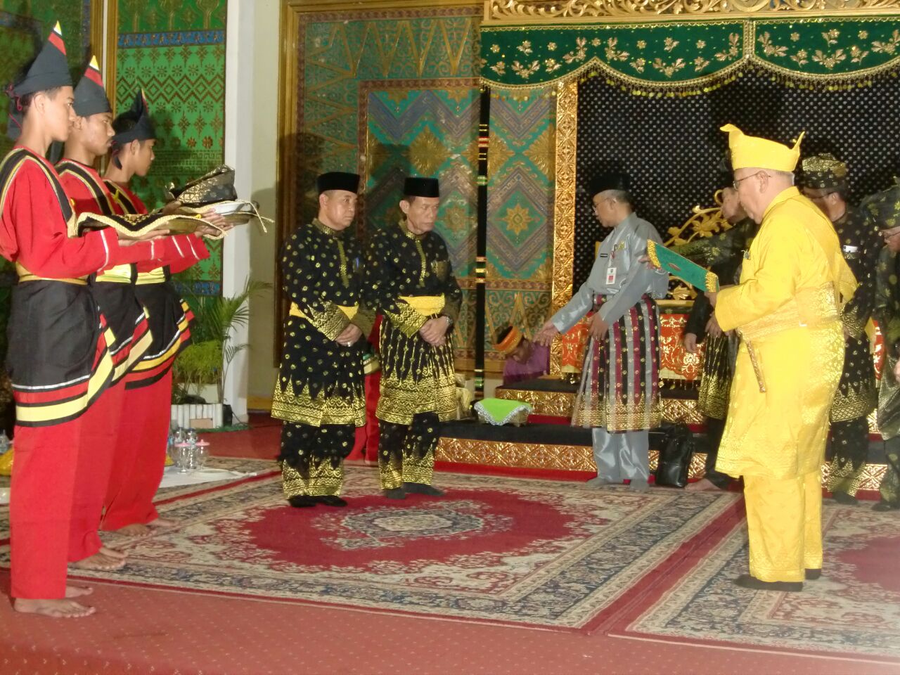 H.M.Harris - H.Zardewan Jalani Prosesi Penambalan dan Timbalan Gelar Adat.