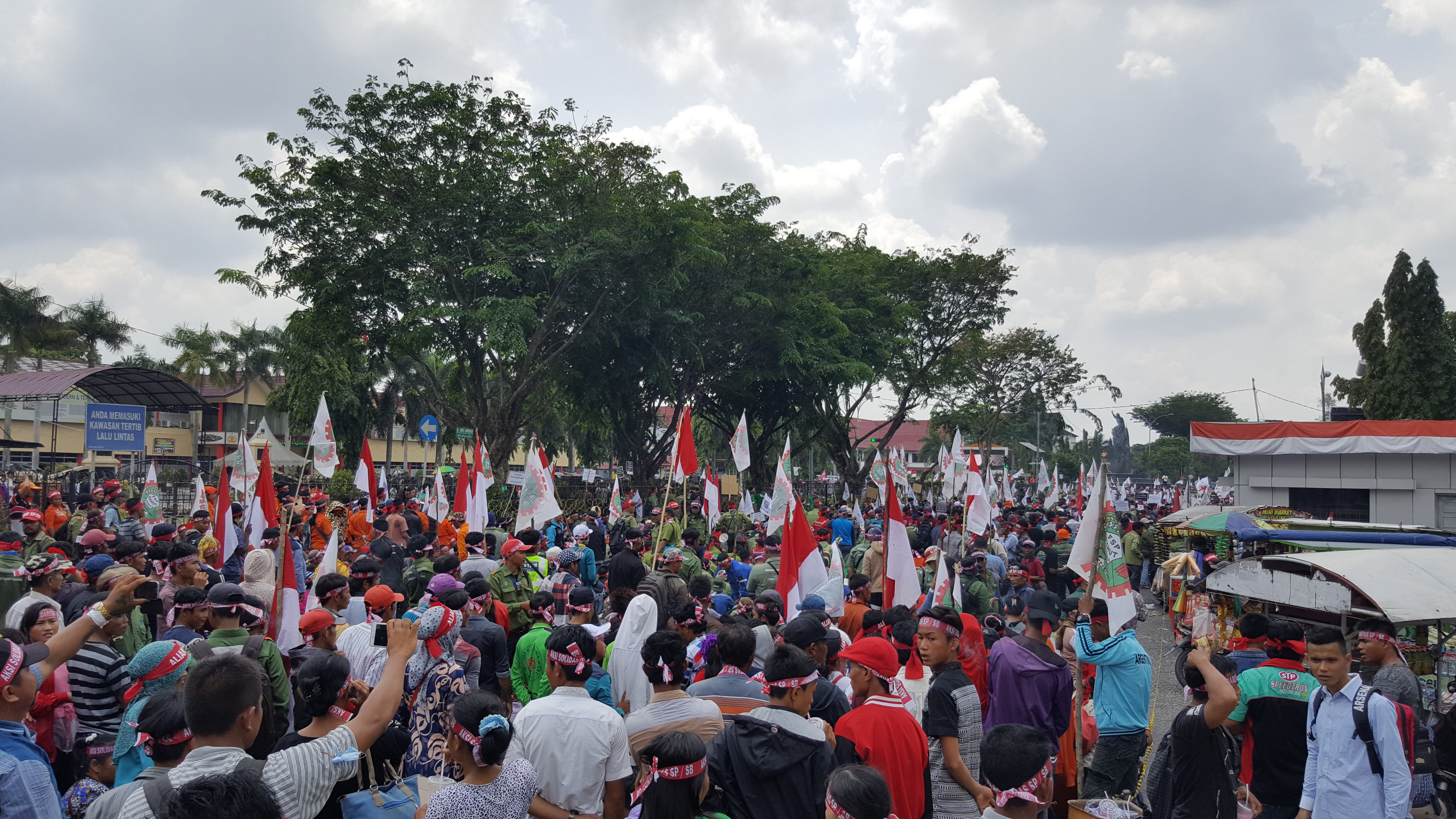 Ribuan Buruh seruduki Kantor Gubri, Apakah suara mereka di dengar ?