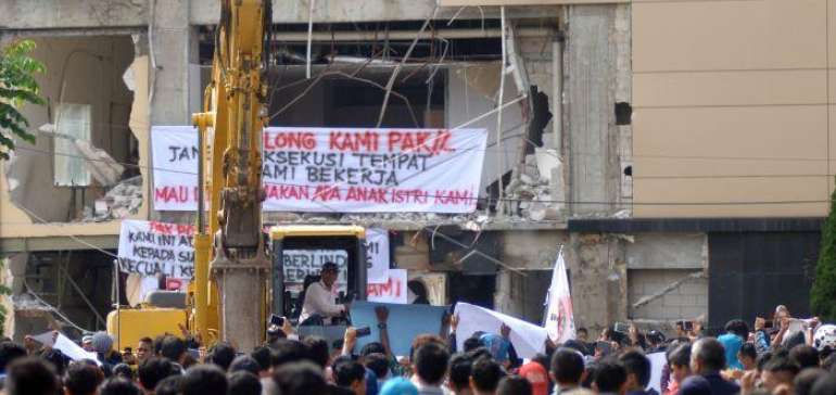 Rusuh !!! Basko Hotel dan Plaza Diruntuhkan, Ratusan Karyawan Coba Menghadang