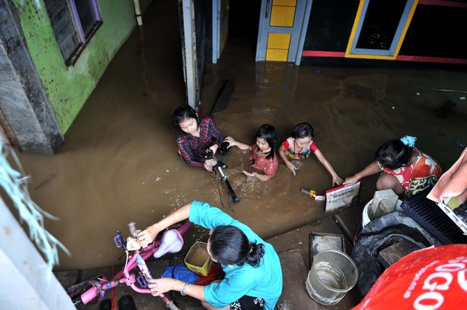 1518152319-Penyalai News-20180208180836-2-banjir-di-kampung-pulo-011-debby-restu-utomo
