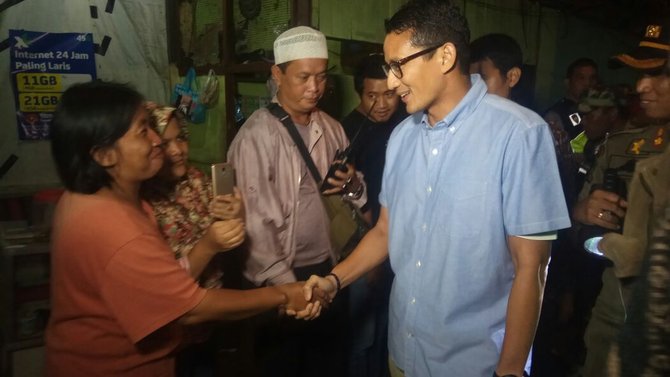 1518152342-Penyalai News-20180208180836-3-sandiaga-tinjau-banjir-di-kampung-arus-001-muhamad-agil-aliansyah