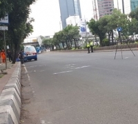 Polisi olah TKP kecelakaan tewaskan Produser RTV di Jalan Gatot Subroto