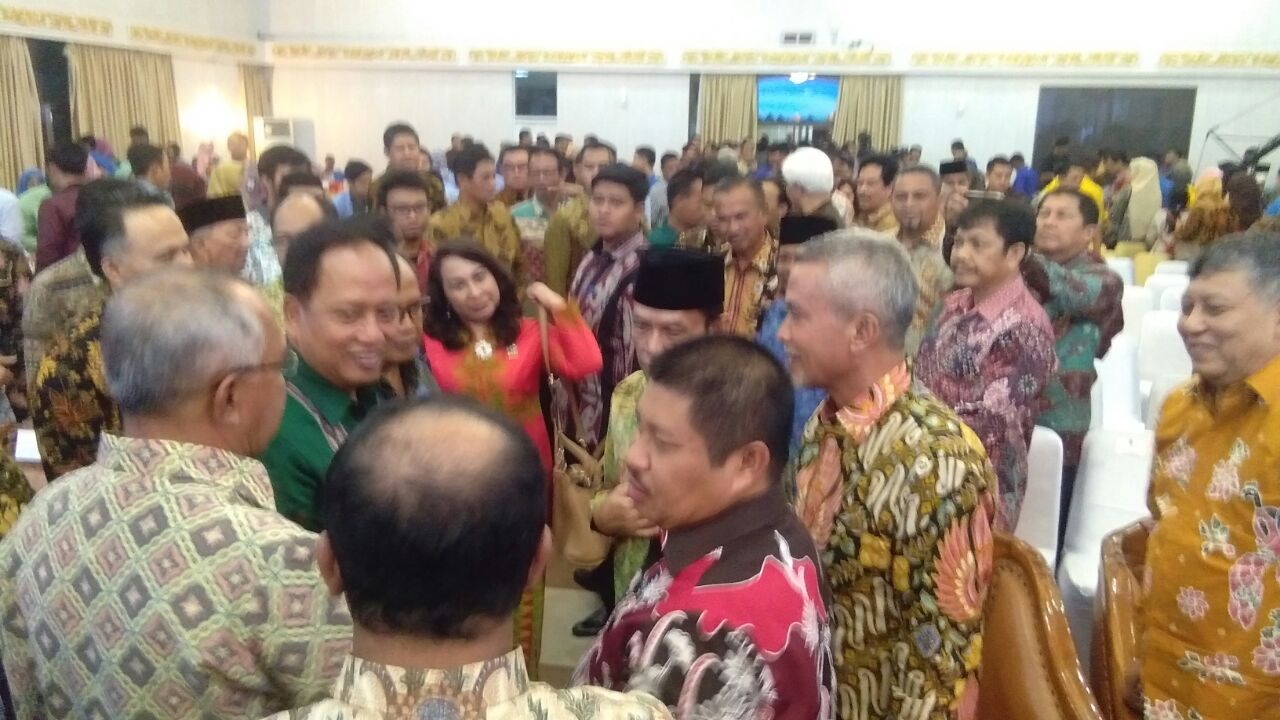 Wakil Bupati Kepulauan Meranti saat berbincang dengan Menteri Riset dan Teknologi Muhammad Nasir
