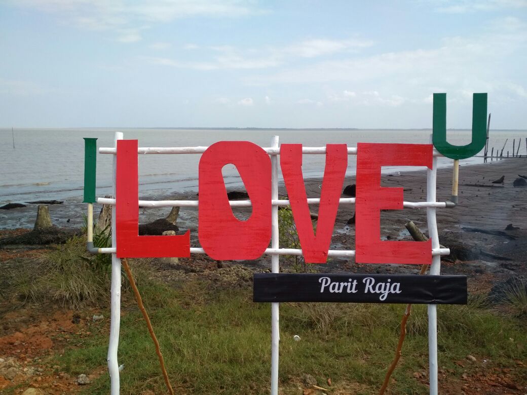 Demi meningkatkan Pariwisata daerah, Pantai Parit Raja terus bersolek