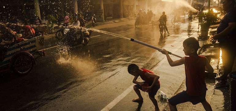 Perayaan Imlek, Serunya Festival Perang Air di dalam Terowongan Air di Selatpanjang