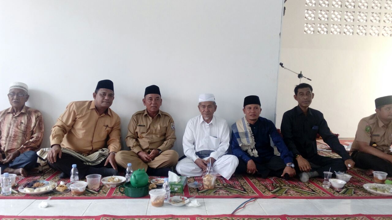 Agenda Kerja Bupati Pelalawan HM. Harris di Kecamatan Kuala Kampar Bupati HM Harris ketika meresmikan Surau Suluk Baitul Huda di dampingi Anggota DPRD Pelalawan Said Masudi, Kepala KUA Kuala Kampar Sudur S.Fil, Camat Kuala Kampar Roby Ardelino, STTP. M.IP, dan Tokoh Agama Kecamatan Kuala Kampar