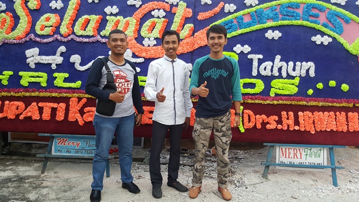 Hari jadi ke-2 Haluanpos.com, Ketua Generasi Muda Pekan Baru ucapkan Selamat Ketua Generasi Muda Pekanbaru ( Broery MP Nainggolan ) Pimred Haluanpos.com (Sarwan Kelana) dan Pimred Penyalainews.com ( Rezky FM ) di perayaan Hari Jadi Haluanpos.com yang ke-2