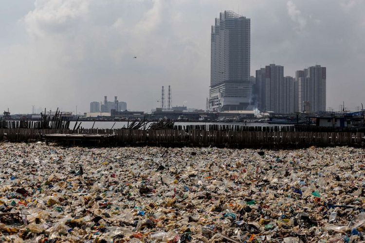 Jangan buang Sampah sembarangan lagi, ini dia penampakkan lautan Sampah di Muara angke