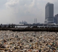 Jangan buang Sampah sembarangan lagi, ini dia penampakkan lautan Sampah di Muara angke