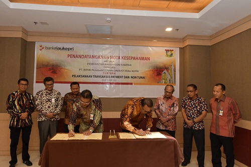 Bupati Kampar H. Aziz Zaenal, SH, MM menandatangani nota kesepahaman (MoU) tentang pelaksanaan E-Payment dan transaksi non tunai bersama Dirut Bank Riau Kepri DR. Irvandi Gustari