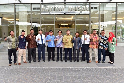 Gelar Rapat Kerja dengan Bank Riau Kepri, Komisi II DPRD Anambas usulkan tambah jaringan Kantor Cabang Wakil Ketua I DPRD Kabupaten Anambas Samsil Umri beserta Ketua Komisi II DPRD Kabupaten Anambas H. Dannun dan anggota DPRD lainnya bersama Dirut Bank Riau Kepri DR. Irvandi Gustari dan Direktur Operasional Bank Riau Kepri Denny M. Akbar