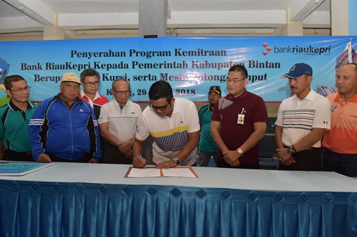 Bupati Bintan Minta Warganya Untuk Menabung di Bank Riau Kepri Bupati Kabupaten Bintan Apri Sujadi menandatangani berita acara serah terima CSR Bank Riau Kepri yang disaksikan langsung oleh Direktur Utama Bank Riau Kepri DR. Irvandi Gustari beserta Komut HR. Mambang Mit