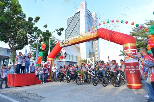 Ketua Komisi C DPRD Provinsi Riau Erizal Muluk beserta istri Sisilia Maylina didampingi Direktur Utama Bank Riau Kepri DR. Irvandi Gustari beserta istri Dian Srinursih secara langsung melepas 700 peserta Fun Bike 2018, bersempena HUT Bank Riau ke 52