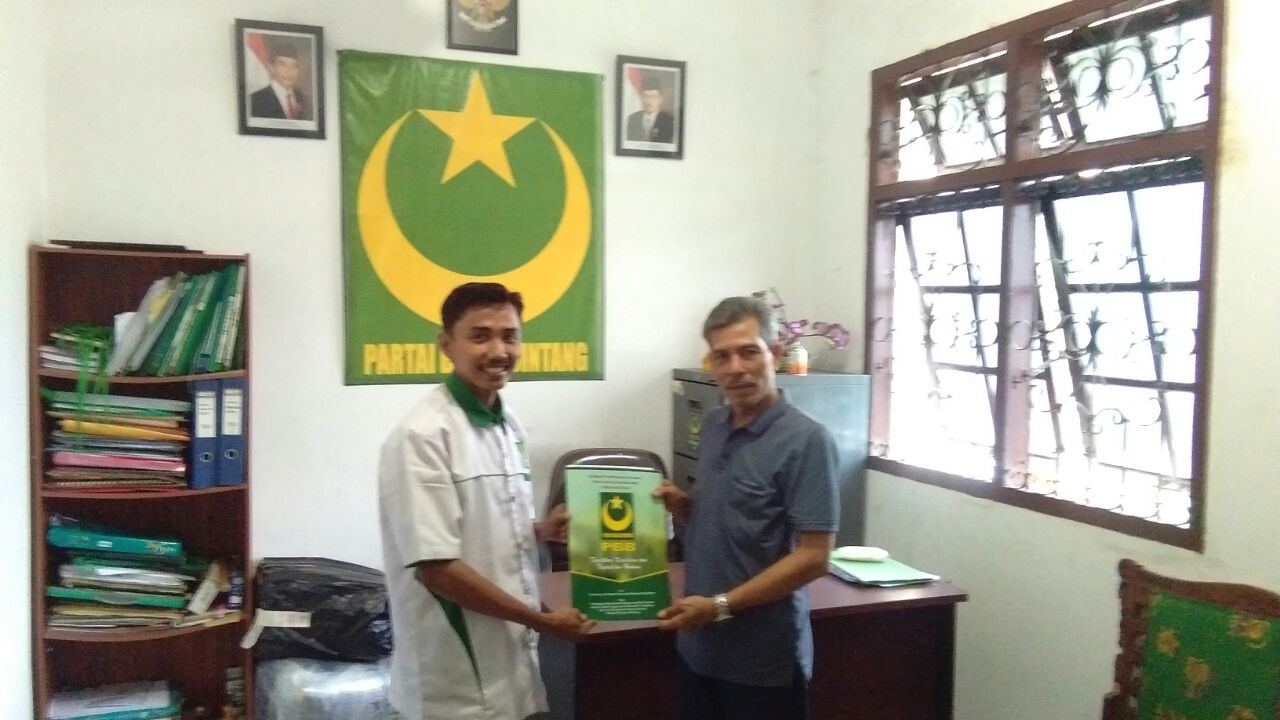 Sarwan Kelana, S.Ud saat mengembalikan Formulir Bacaleg 