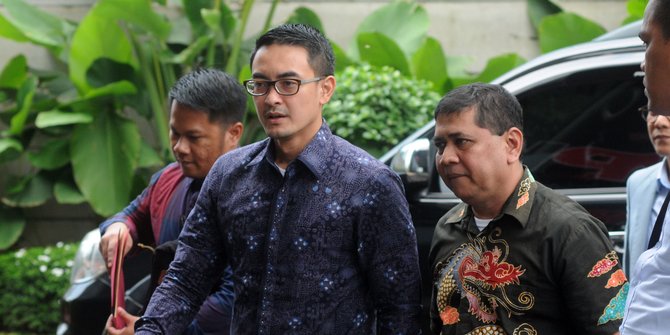 Setelah di tetapkan Tersangka gratifikasi, KPK resmi tahan Zumi Zola