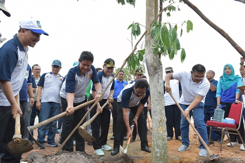 Gubernur Kepulauan Riau Dr. H. Nurdin Basirun, S.Sos, M.Si bersama Wakil Gubernur Isdianto dan Direktur Utama Bank Riau Kepri DR. Irvandi Gustari melaksanakan penanaman pohon angsana di kawasan Dompak, Tanjung Pinang