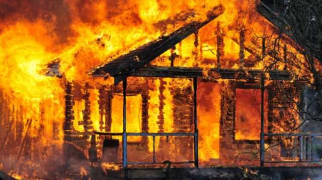 Membara, Pemuda di Inhil bakar rumah pelaku yang hamili adiknya Sumber Gambar : Heta News ( Ilustrasi )