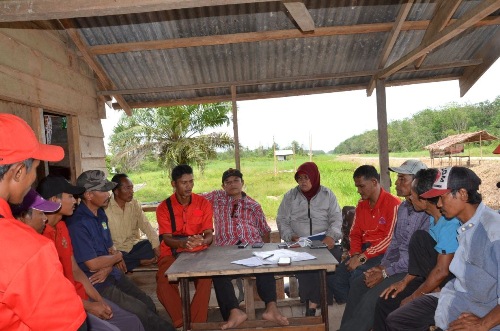 Wakil Ketua DPRD Pelalawan turut hadir pada Pencetakan Lahan Sawah di Kampung Merawang Wakil Ketua DPRD Pelalawan Supriyanto,SP saat berdiskusi bersama petani Kampung Merawang sebelum melakukan Pencetakan Lahan Sawah
