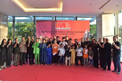 IMA Chapter Pekanbaru Gelar Buka Bersama dan Santuni Anak Yatim Vice President IMA Chapter Pekanbaru Peng Suyoto, Executive Director MarkPlus Tania Razif dan anggota IMA Chapter Pekanbaru lainnya berfoto bersama 100 anak yatim dari Rumah Zakat Kota Pekanbaru
