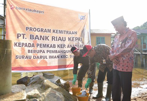 Pemkab Kepulauan Anambas Wujudkan CSR Dari Bank Riau Kepri Berupa Musholla Bupati Kep. Anambas – Kepri, Abdul Harris, SH bersama Direktur Utama Bank Riau Kepri DR. Irvandi Gustari melakukan peletakan batu pertama Musholla Darul Iman yang merupakan CSR Bank Riau Kepri, Selasa (10/7/18).