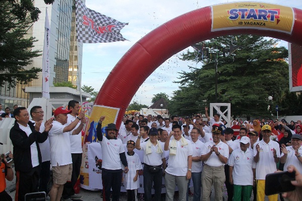 Gubernur Provinsi Riau Arsyadjuliandi Rachman didampingi Direktur Utama Bank Riau Kepri DR. Irvandi Gustari beserta istri Dian Srinursih, dan Kepala Otoritas Jasa Keuangan (OJK) Riau Yusri secara langsung mengangkat bendera start
