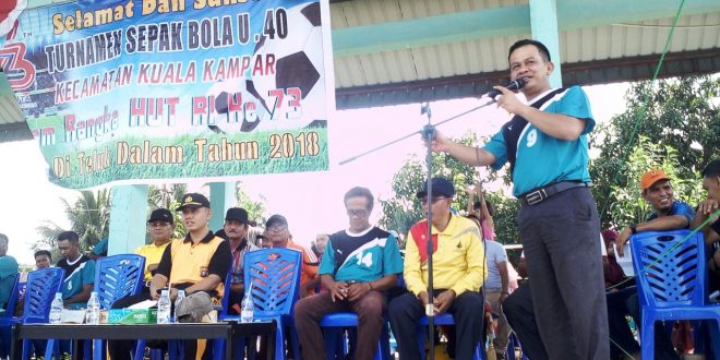 Camat Cup U-4O Kecamatan Kuala Kampar Resmi di buka Camat Kuala Kampar T. Eddy Zuchjar, S.Sos saat menyampaikan sambutan saat pembukaan Camat Cup U-4O Kuala Kampar