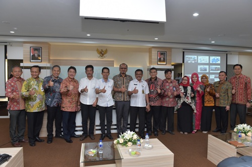 Walikota Batam M. Rudi dan Wakil Walikota Batam Amsakar Achmad bersama Koordinator Wilayah II Sumatera Korsup Pencegahan KPK Adlinsyah M. Nasution, Sekdako Batam Jefridin, Sekdako Bengkulu Marjon, Dirut Bank Riau Kepri DR. Irvandi Gustari