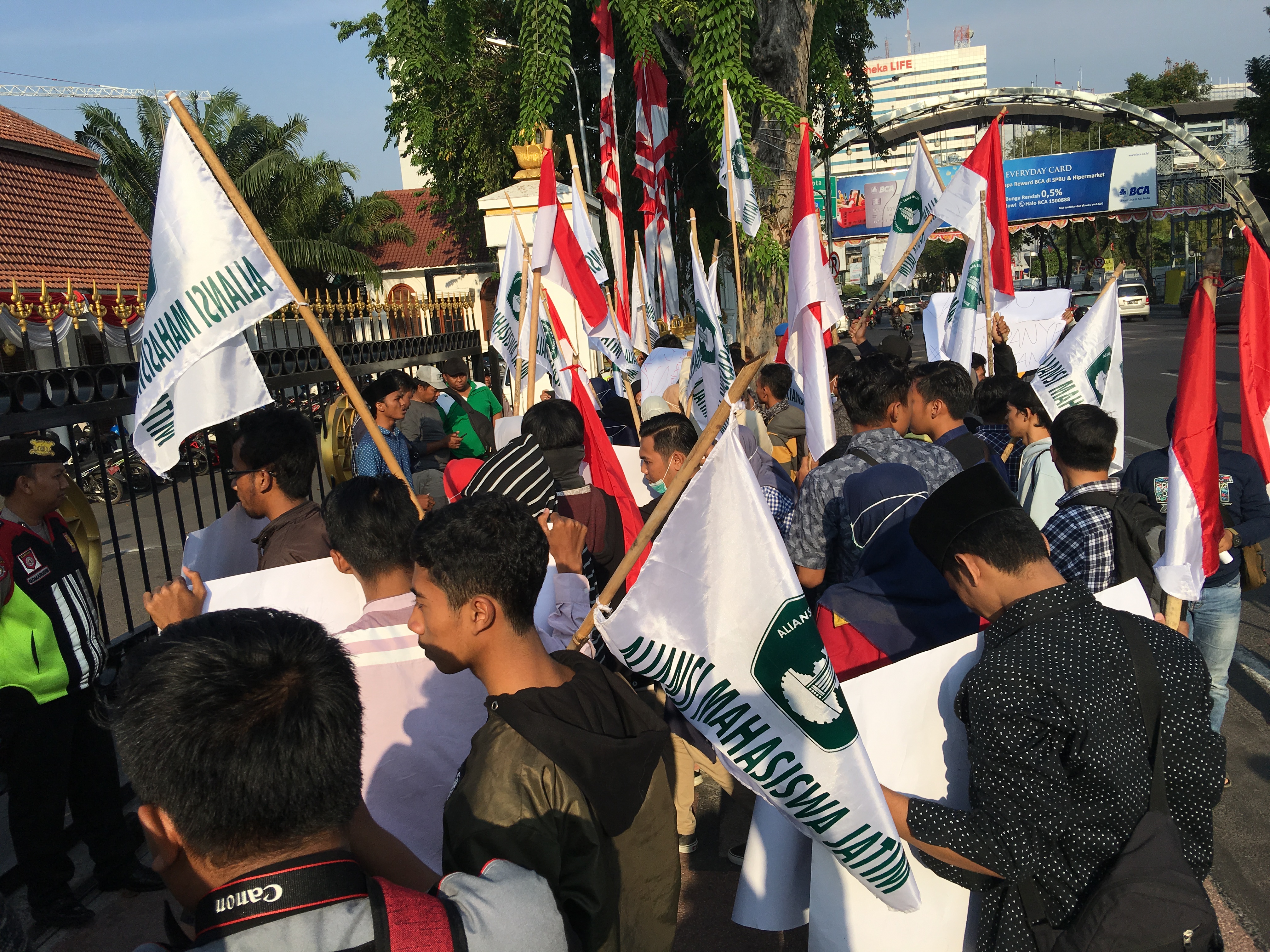 Aksi Damai Aliansi Mahasiswa Jatim Gelorakan Pesta Demokrasi Yang Aman