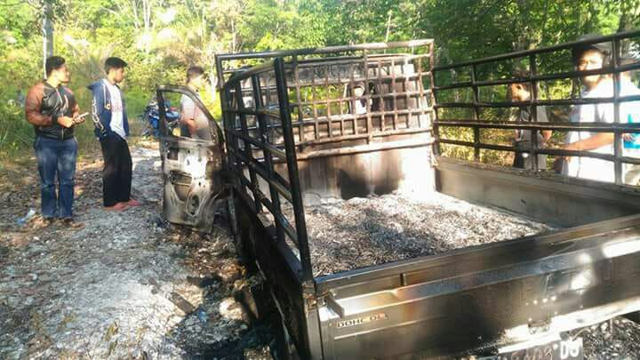 Maling Kerbau Tewas di Hajar Massa, Mobilnya Hangus Terbakar