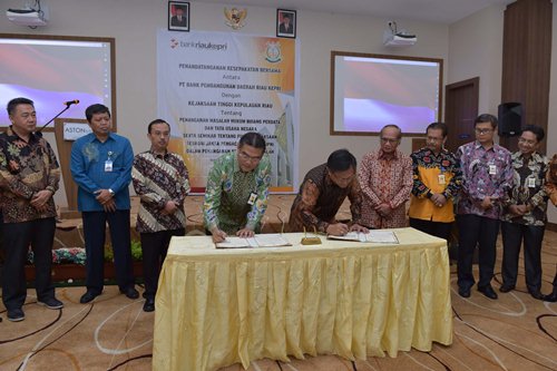 Bank Riau Kepri Teken MoU Dengan Kejati Kepri Bidang Datun Kepala Kejati Kepulauan Riau Dr. Asri Agung Putra, SH, MH bersama Dirut Bank Riau Kepri DR. Irvandi Gustari, Komut HR. Mambang Mit beserta Komisaris Independen Taufiqurrahman, Direktur Kepatuhan & Manajemen Risiko Eka Afriadi, Kepala OJK Kepulauan Riau