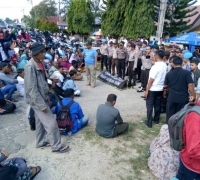 Warga Desa Koto Aman Unjuk Rasa di Mapolres Kampar