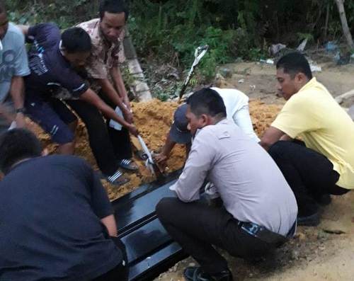 Sadis !!! Mayat Mr X diduga tewas dengan digorok hingga putus, berikut hasil Outopsi pihak Kepolisian