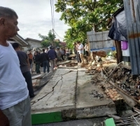 Pagar Tembok Sekolah Tumbang, Seorang Murid SD Kelas 03 Jadi Korban 