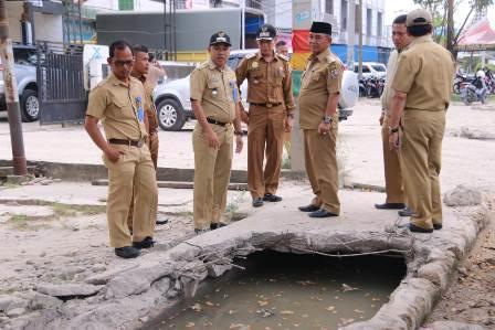 Bupati Pelalawan H.M.Harris Lakukan Peninjauan Drainase di Seputar Jlan Lintas Timur