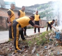 Jumat Pagi Polda Riau Lakukan Gotong Royong di Pasar Cik Puan