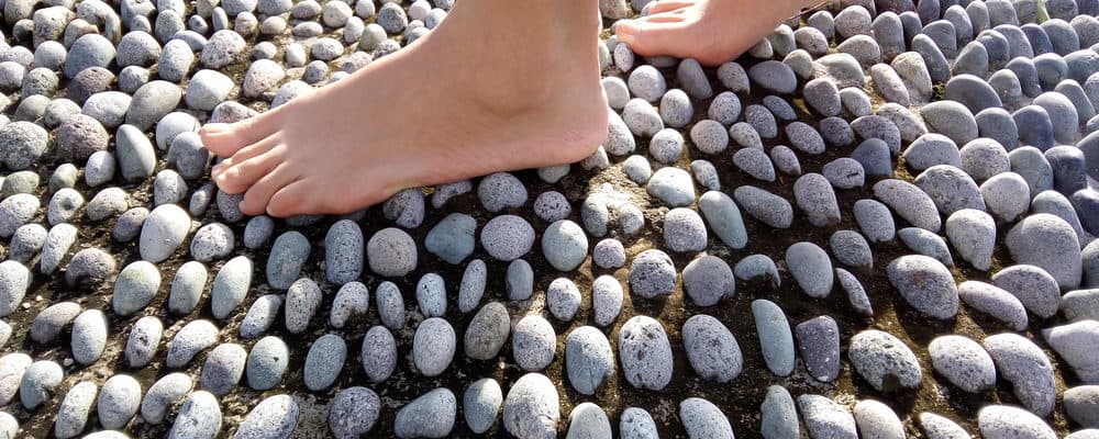 Sejumlah Manfaat Tak terduga dari Kebiasaan Berjalan Telanjang Kaki