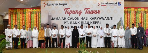 Acara Tepung Tawar Tandai Keberangkatan Calon Jamaah Haji Pegawai Bank Riau Kepri 2019