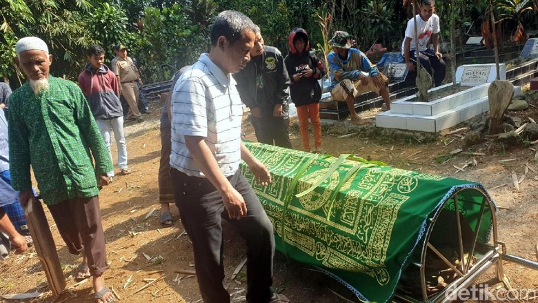 Kisah Tragis Bocah SD Sukabumi Tewas Tertusuk Pisau Dapur suasana pemakaman Renava Salisa Putri