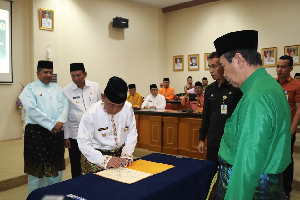Bupati Pelalawan H.M Harris saat menandatangi Pekansikawan di saksikan langsung oleh Gubernur Riau Syamsuar