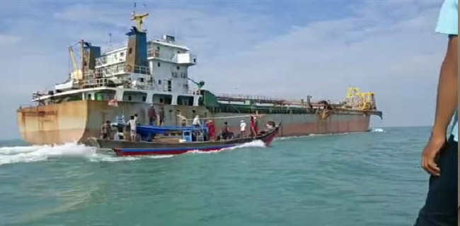 Para Nelayan Kejar Kapal Pengeruk Pasir Di Perairan Lamtim
