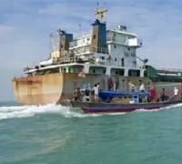 Para Nelayan Kejar Kapal Pengeruk Pasir Di Perairan Lamtim