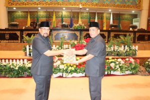 Wakil ketua DPRD Prov. Riau saat menyerahkan naskah pandangan umum dari tiap fraksi kepada wakil gubernur Riau Edi natar nasution 