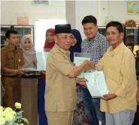 Bupati Harris Serahkan Sertifikat Gratis Kepada 200 Pelaku UMKM