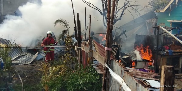 Gudang Penyewaan Tenda di Pekanbaru Ludes Terbakar