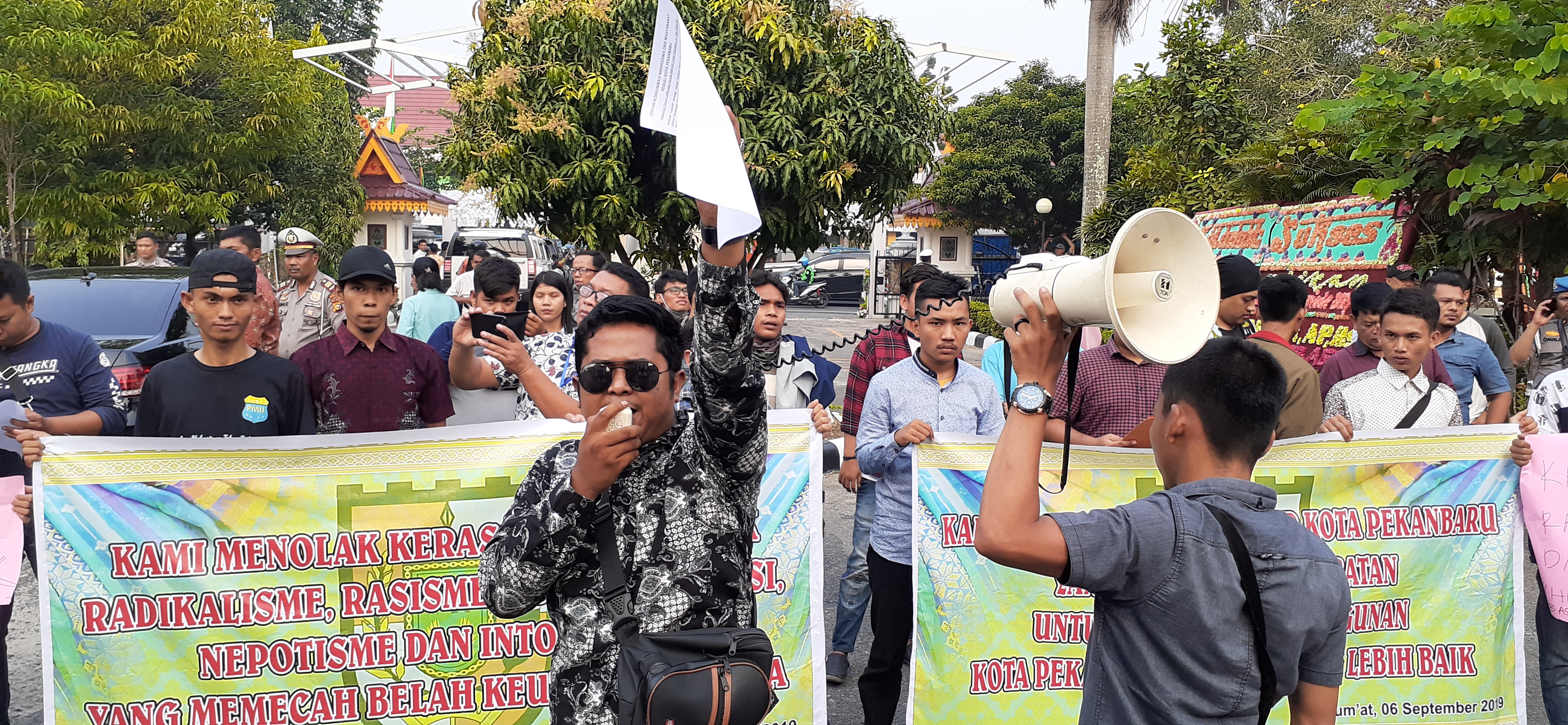 Usai dilantik, DPRD kota Pekanbaru di demo Mahasiswa