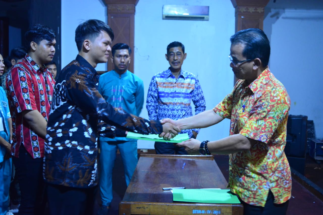 Pengurus IPELMA KK periode 2019-2020 resmi dilantik Camat Kuala Kampar T. Eddy Zuchjar, S.Sos disaksikan oleh Anggota DPRD Pelalawan Said Mashudi, saat menyerahkan SK kepada Pengurus IPELMA KK Periode 2019-2020.
