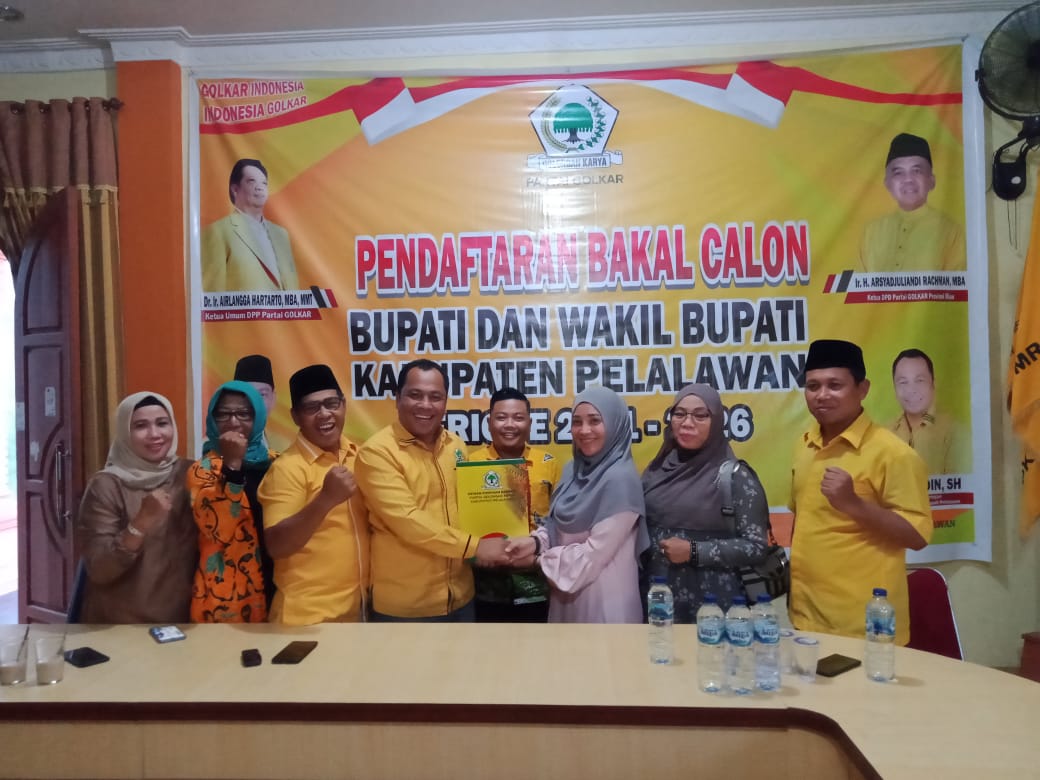 Maju di Pilbup, Srikandi Pelalawan Sewitri, SE resmi mendaftar di Golkar Sewitri, SE ketika menyerahkan Formulir Pendaftaran dan disambut oleh Baharudin Ketua Penjaringan Balon Bupati dan Wakil Bupati dari Partai Golkar Pelalawan